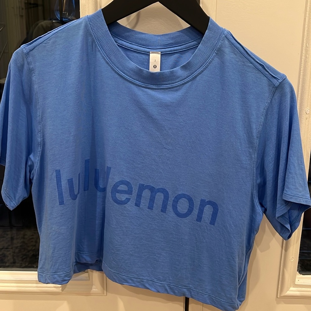 Lululemon all yours t shirt size 2 *cropped (waistlength) BLUE NILE!!